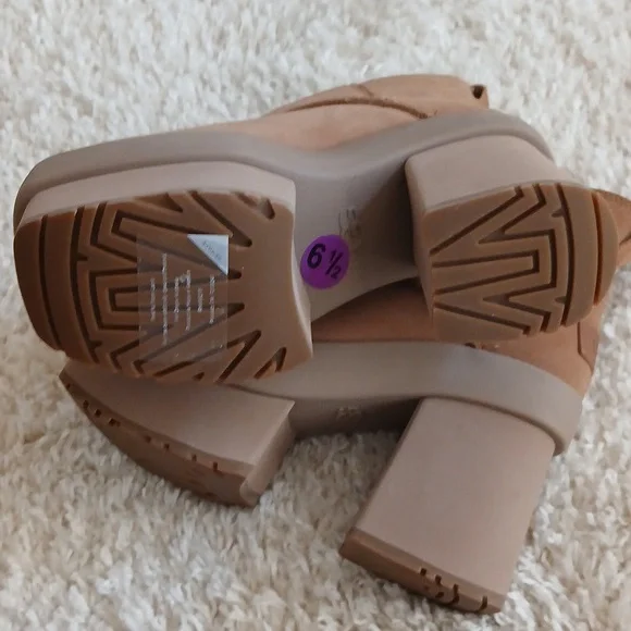 NWOT UGG platform Boots - Picture 3 of 5